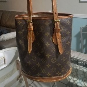 Louis Vuitton petite bucket